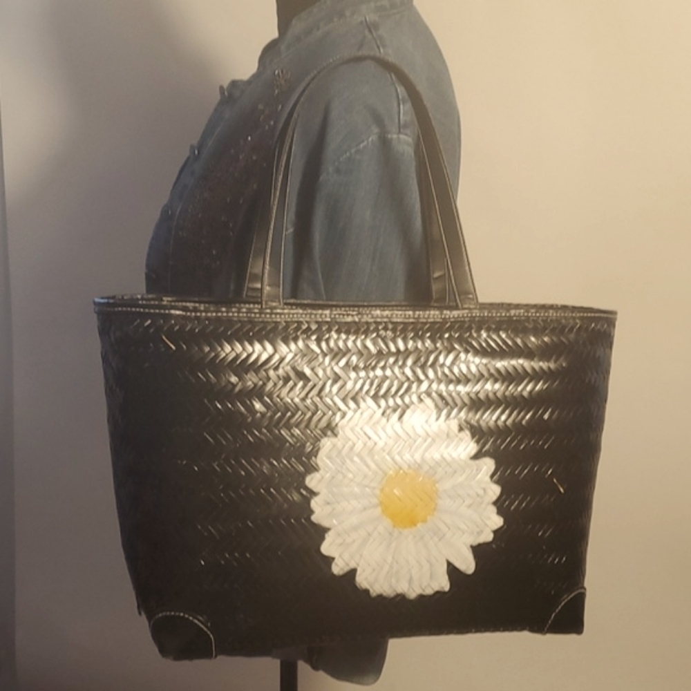 Trendy Kara Vita Black Straw Basket with flower Tote Shoulder bag ⛱️⛱️⛱️